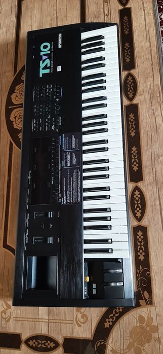 Ensoniq ts10 sotiladi.