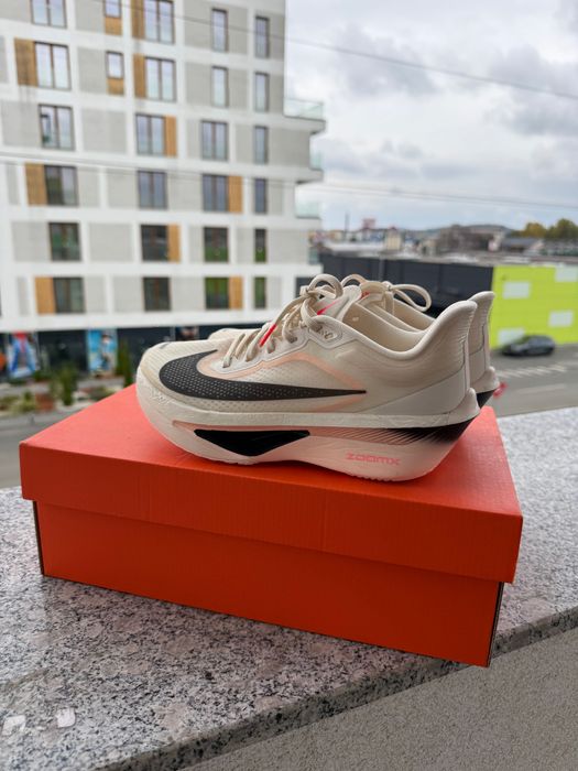 Adidași Nike pentru alergat, mărimea 36,5-23 de cm.Adidașii sunt noi.