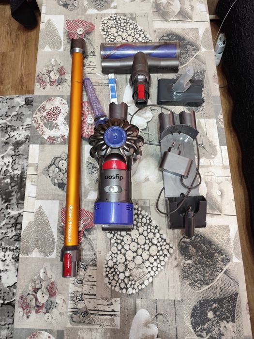 Dyson V8 +зарядно със стойка