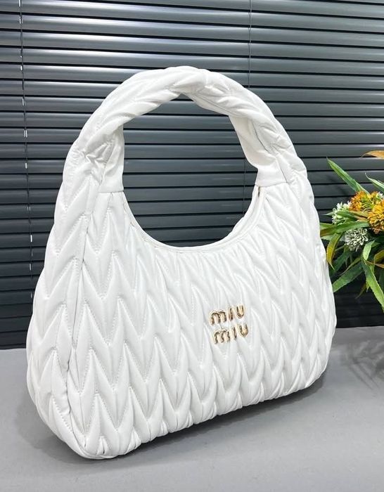 Geanta damă alb imaculat  Miu Miu,logo metalic auriu, curea detasabila