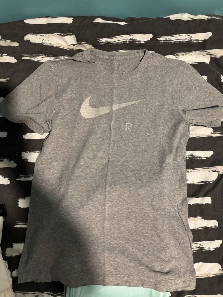 Тениски nike S и M размер