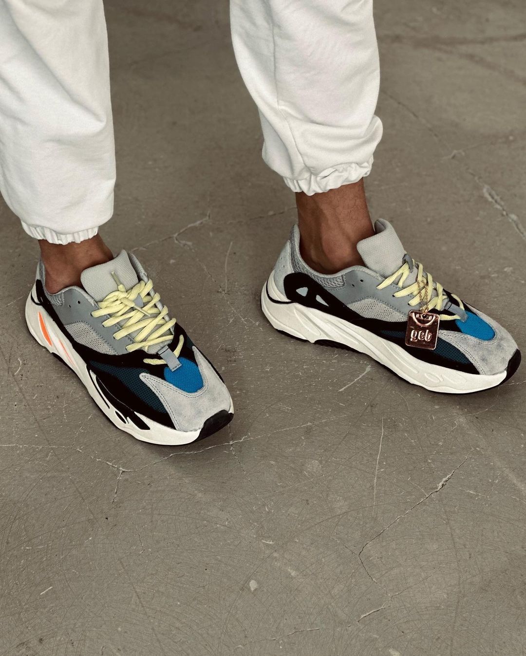 Adidas yeezy 700 и nike air jordan