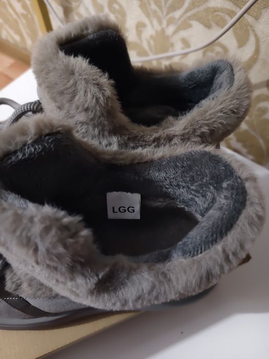 Продам угги новые