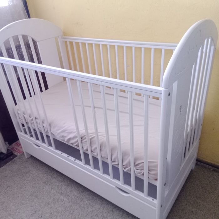 Детска кошара с дюшек и голямо чекмедже .