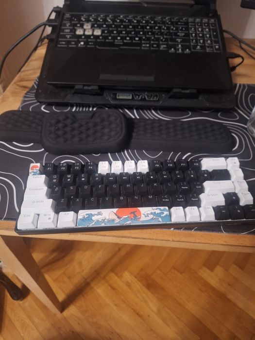 Vand tastatira mechanica + support mouse si tastatura