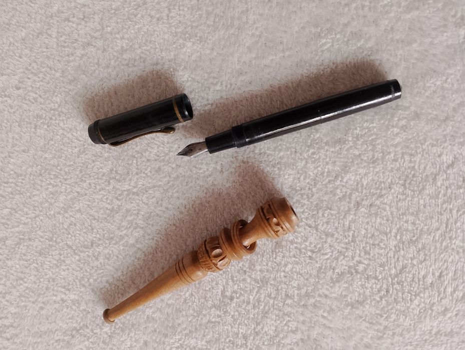 Стара писалка и ново дървено цигаре