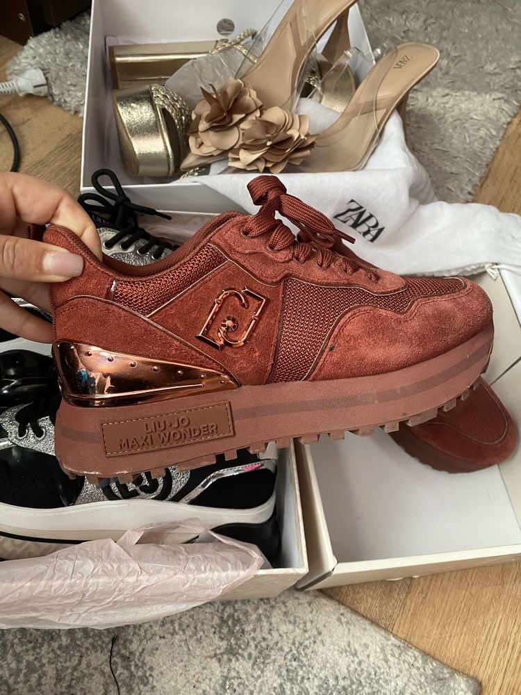 Златни сандали на Guess