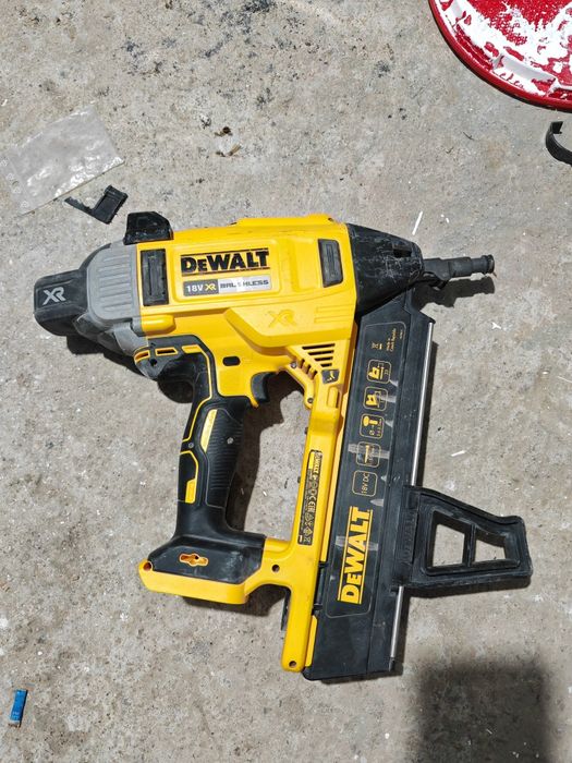 Ciocan dewalt cuie,beton.DCN890