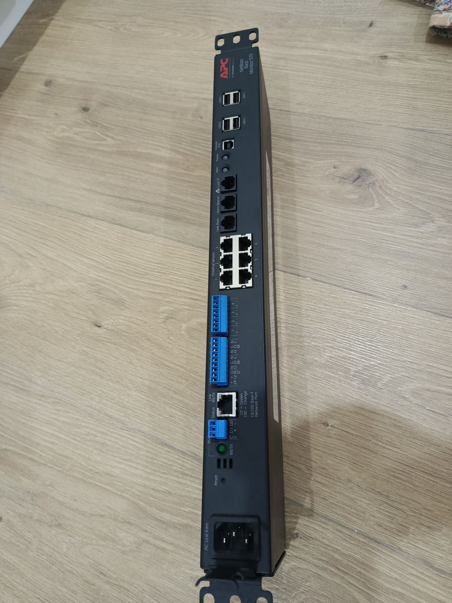NetBotz Rack Monitor 570