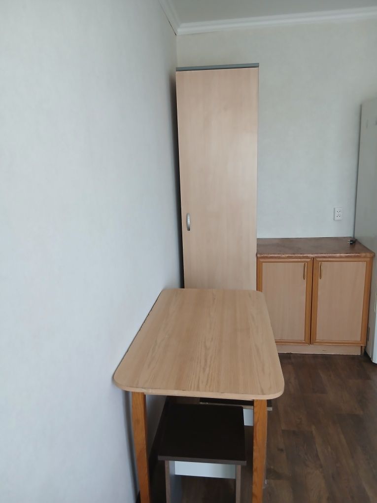 Продам шкаф, тумбочку, стол с табуретками