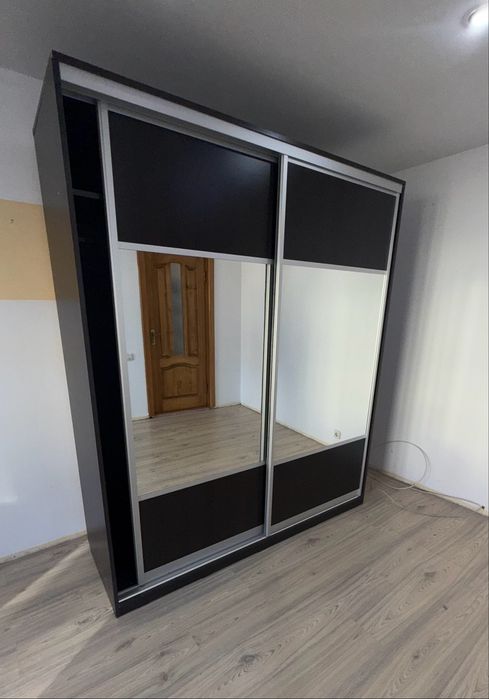 Sifonier cu oglinda usa glisanta , accept doar cash la fata locului !