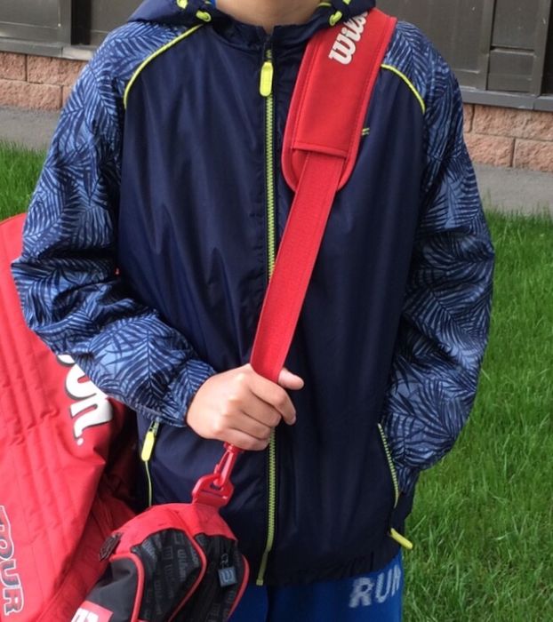 Продам стильную куртку ветровку в супер отличном состоянии !