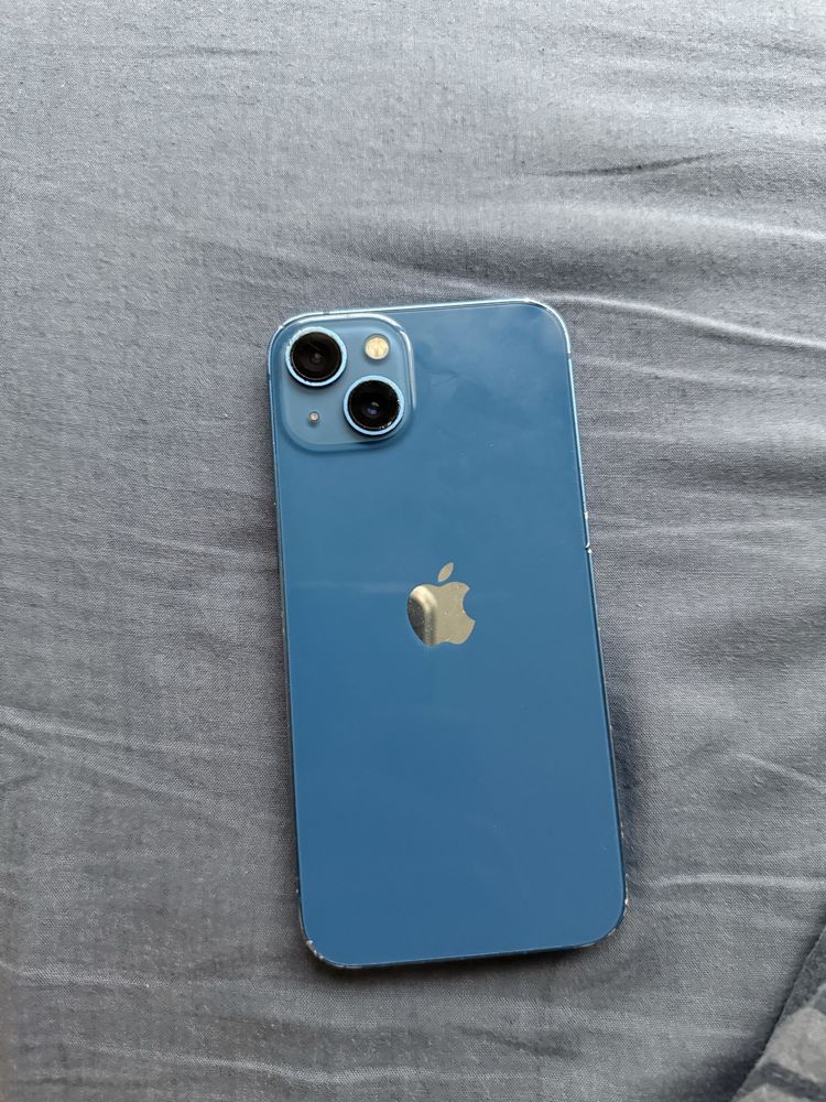 Продавам iPhone 13 128 GB ,телефона има външни забележки