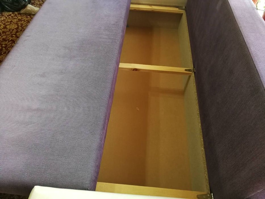 Разтегателен диван с раклa за завивки