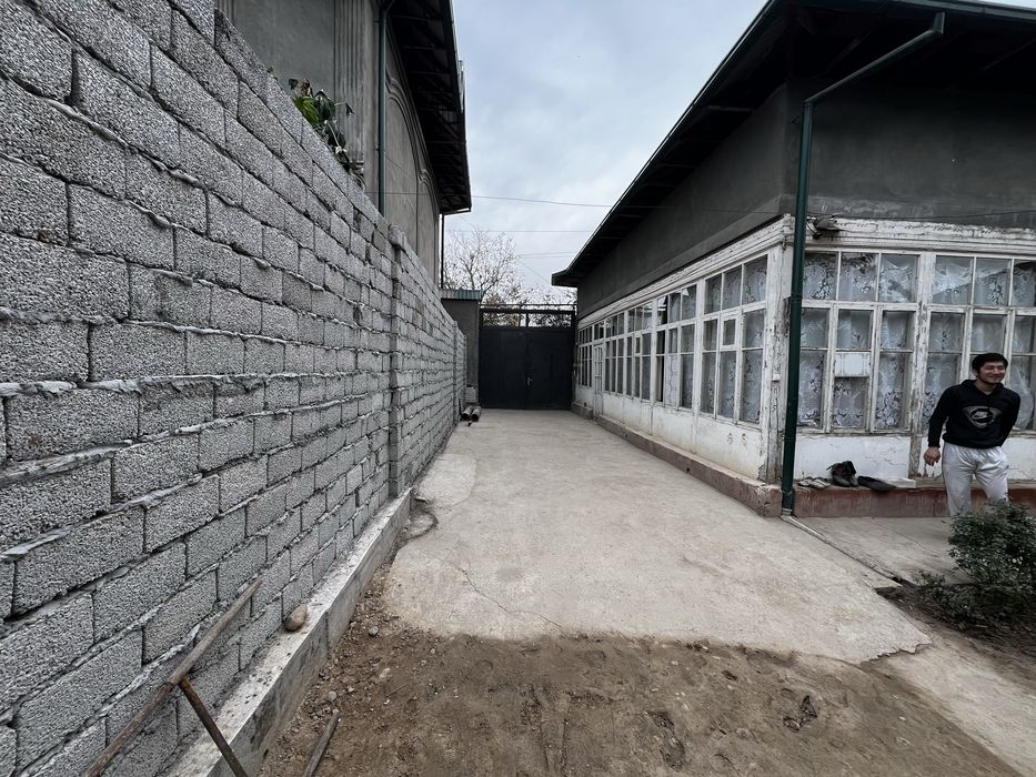 Uy sotiladi 10 sotixli 5 xonali fayzli