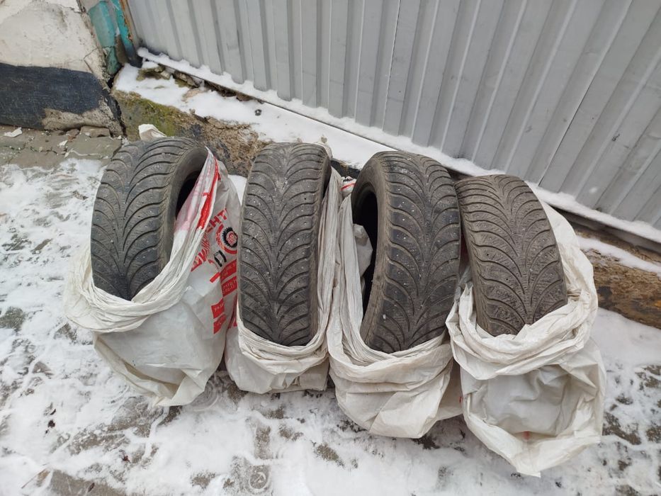 Продам шины зимние бу на диаметр 15
