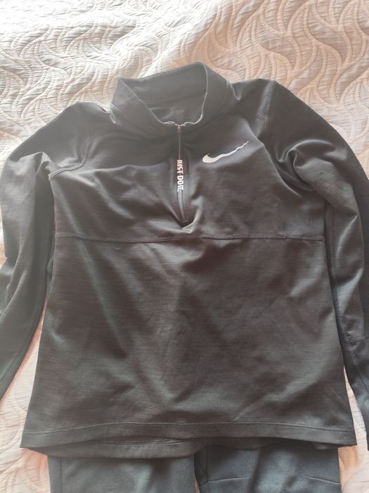 Продавам долнище на Nike tech  и горно на Nike  дрехите са запазени  .