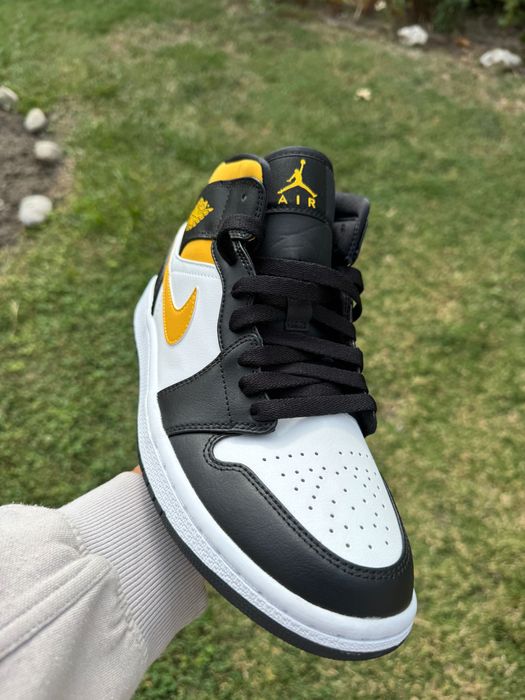 Air Jordan 1 Mid SE "Black/ University Gold/White"