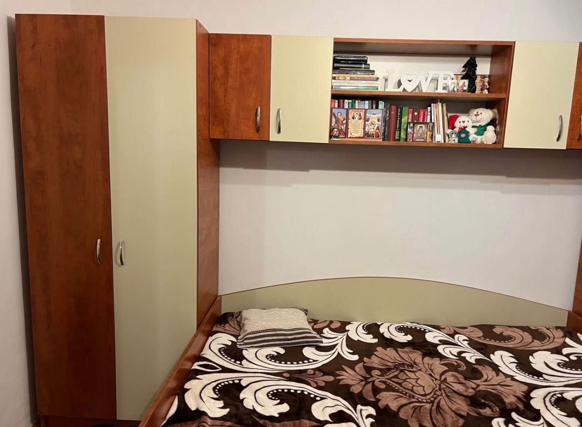 Vând mobilier dormitor(pat,mobilă,birou)