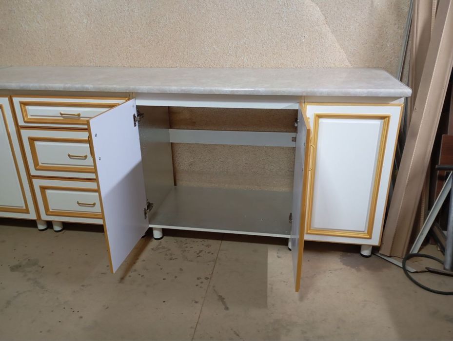 Продается кухонный мебель в новом состояние