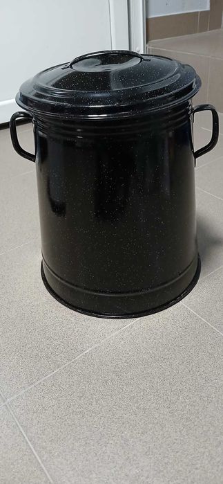 Garnita emailată 20L cu capac ideală pentru untură sau carne în untură