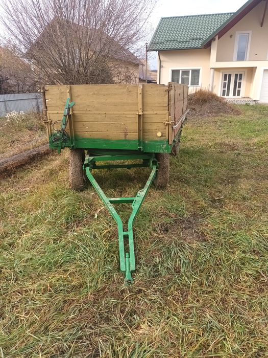 Remorca tractor  cu sistem de frinare.