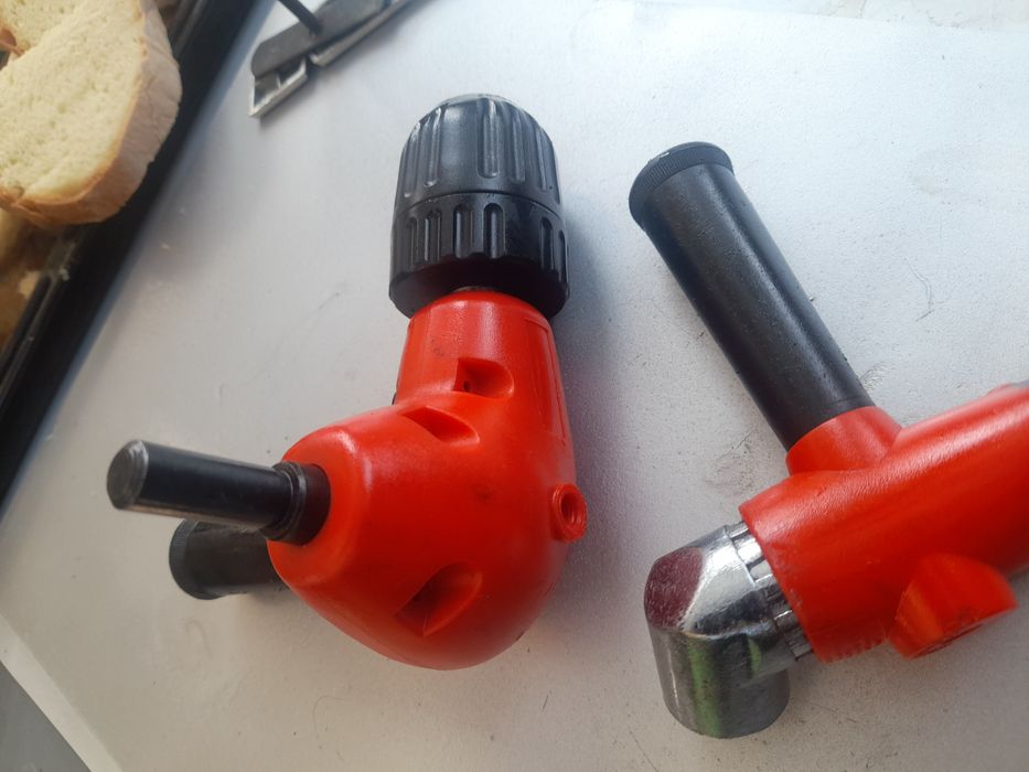 Adaptor ptr colț