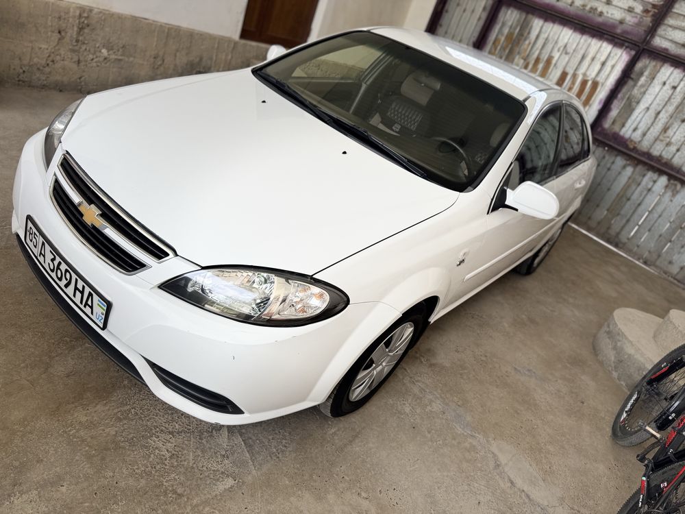 Gentra 1.8 sotiladi