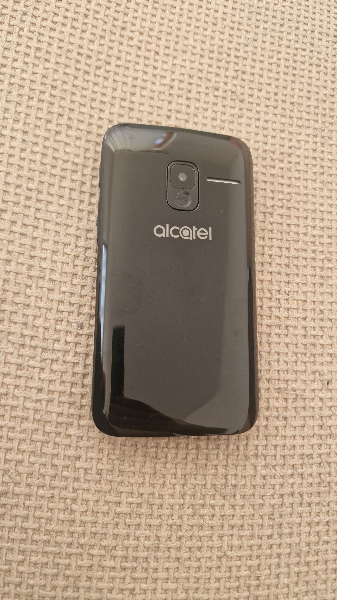 Alcatel с БГ меню, голям екран, копчета и камера