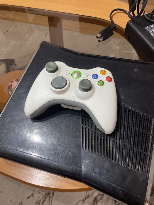 Vând XBOX 360 cu jocuri și manetă