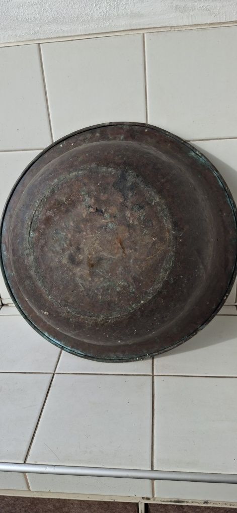 Месингови чанове и часовник