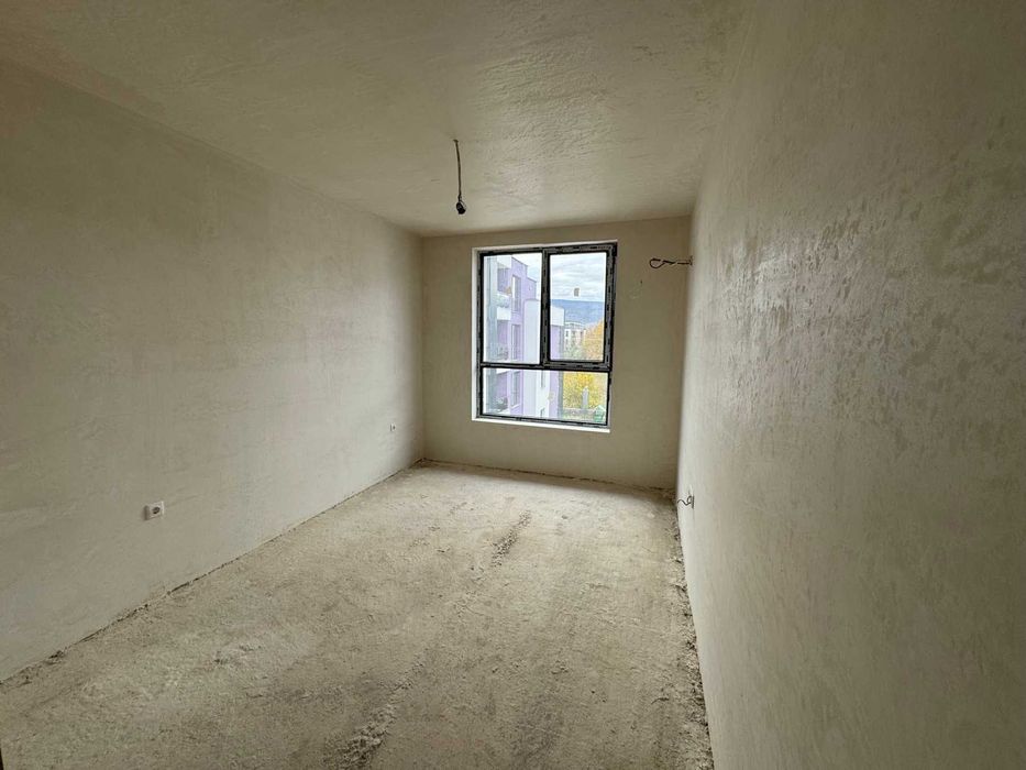 Двустаен апартамент кв.Остромила в цената партерен гараж