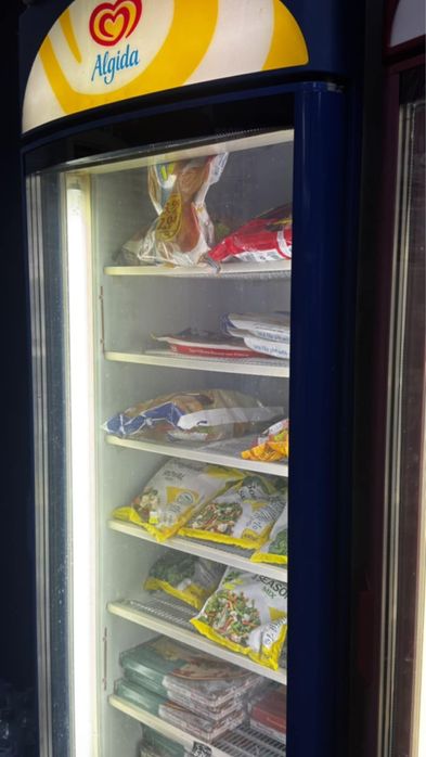 Продава се професионална вертикална фризер-витрина