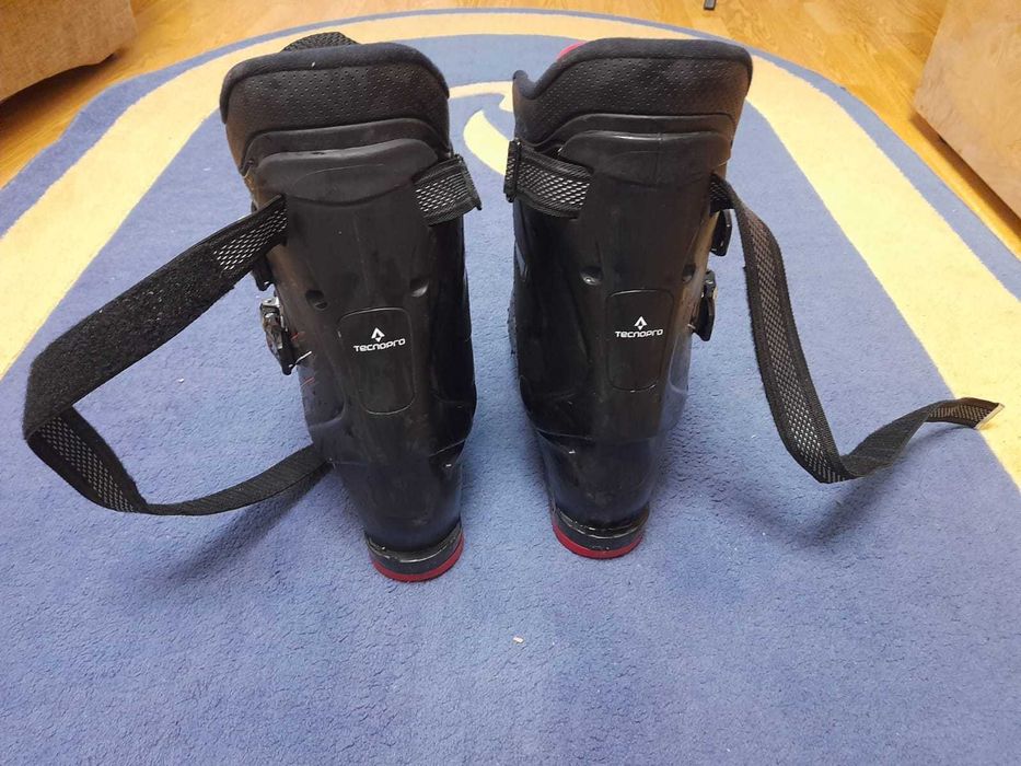 Vând clăpari schi mărimea 42.