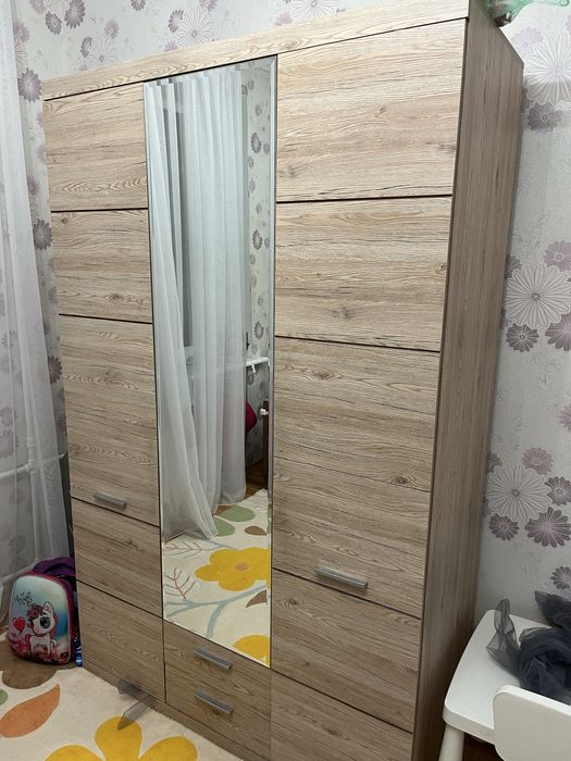 Шкаф в спальню в отдтчном состояние