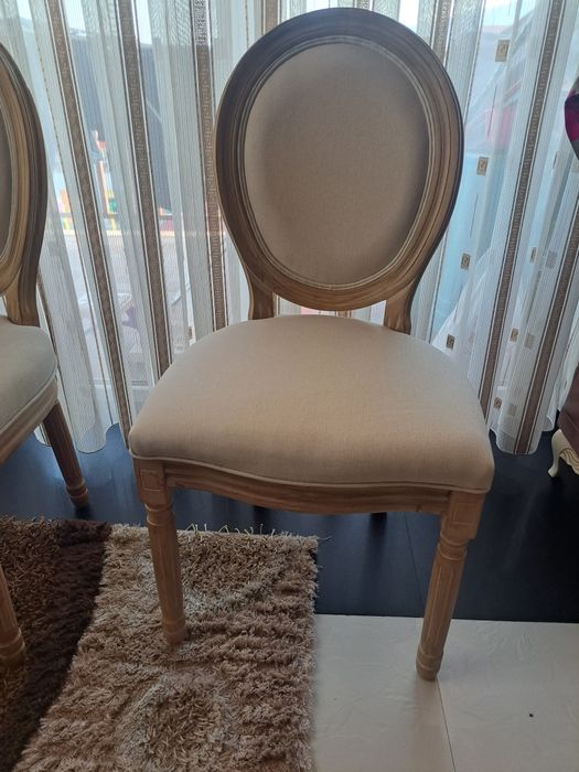 Vând scaune din lemn masiv