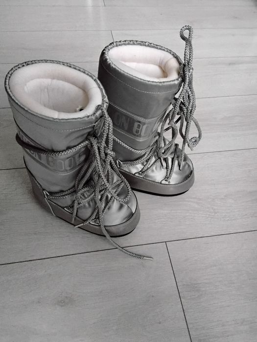 Продавам детски апрески  за момиче номер 27/30 за 35 лв., нови