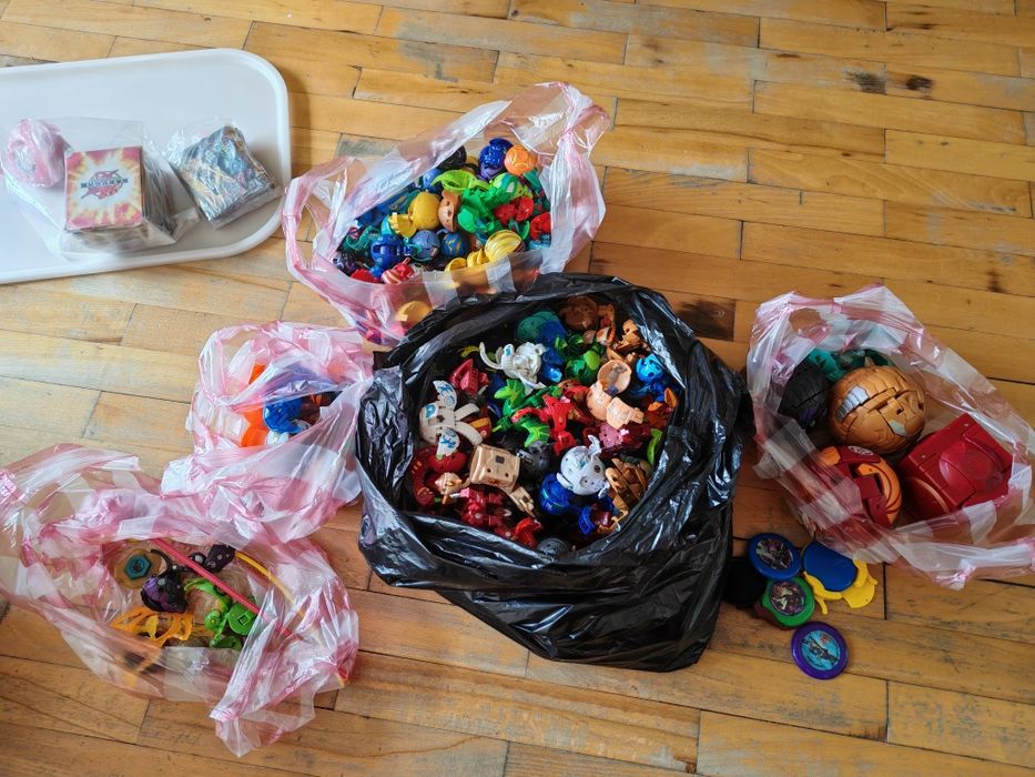 Продавам много бакугани bakugan