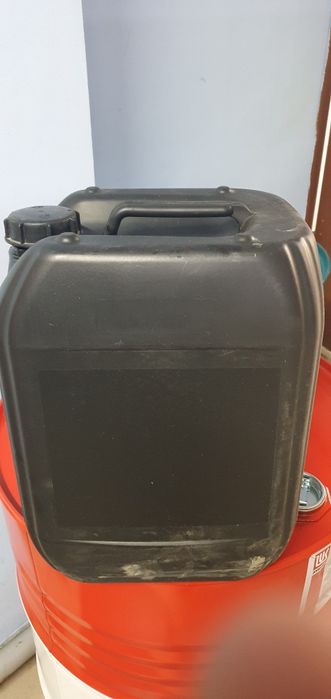 Продам канистры 20 л из под моторного масла ,1000 тг