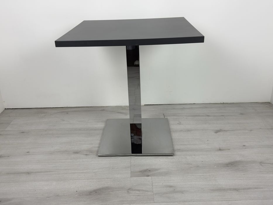 Висококачествена маса Brunner  Идеална за ресторант, кафе или тераса,