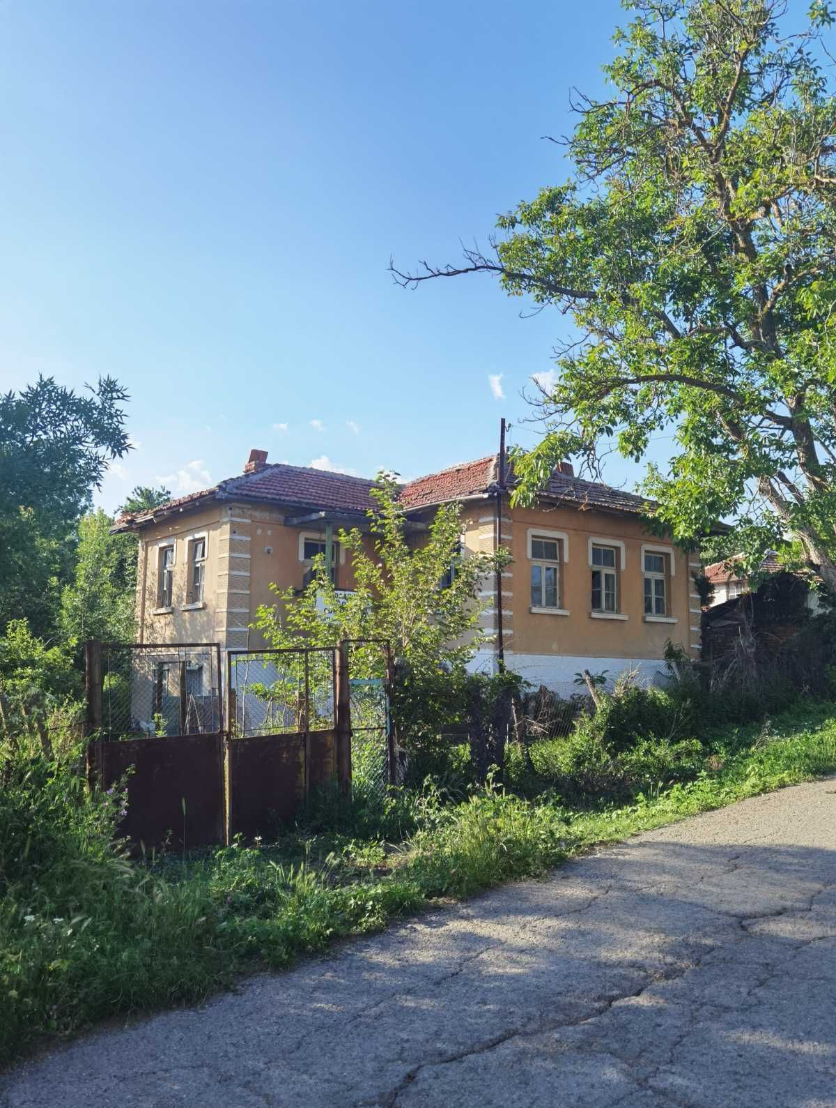 Двуетажна къща с двор в центъра на село Кубадин, област Бургас