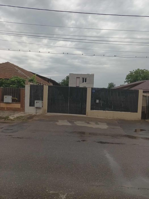 Casa de vanzare la rosu