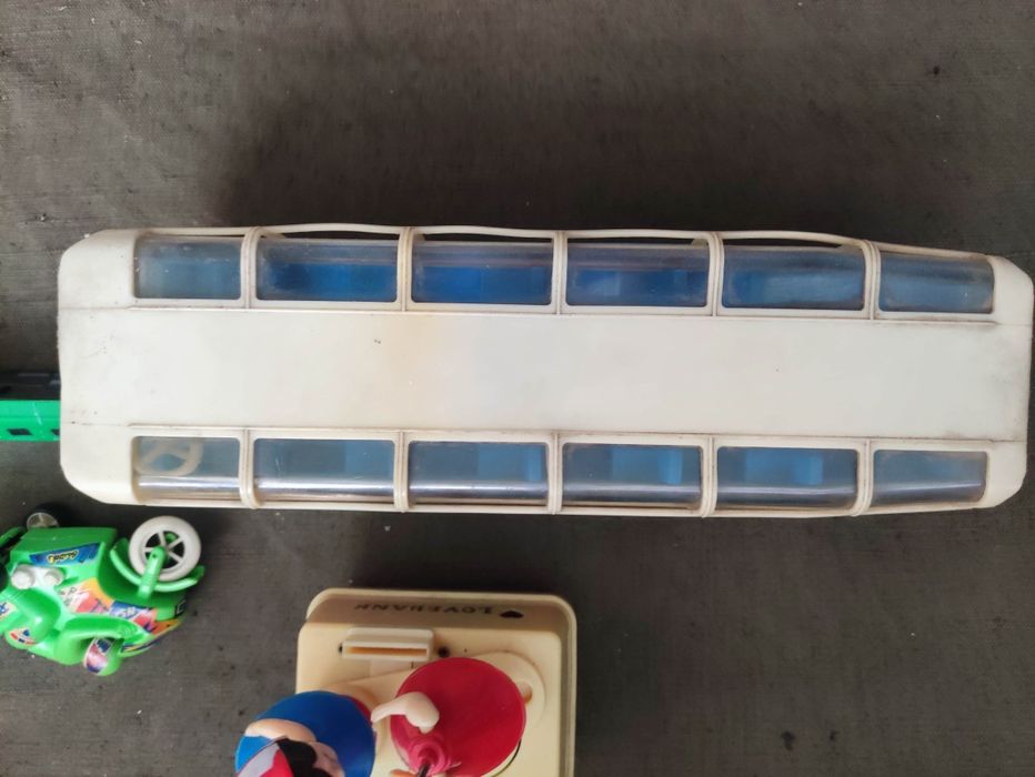 Продавам две порцеланови кукли