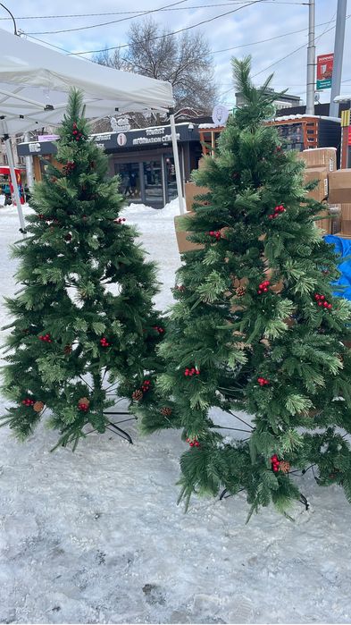 Ель искуственная и пакет игрушек