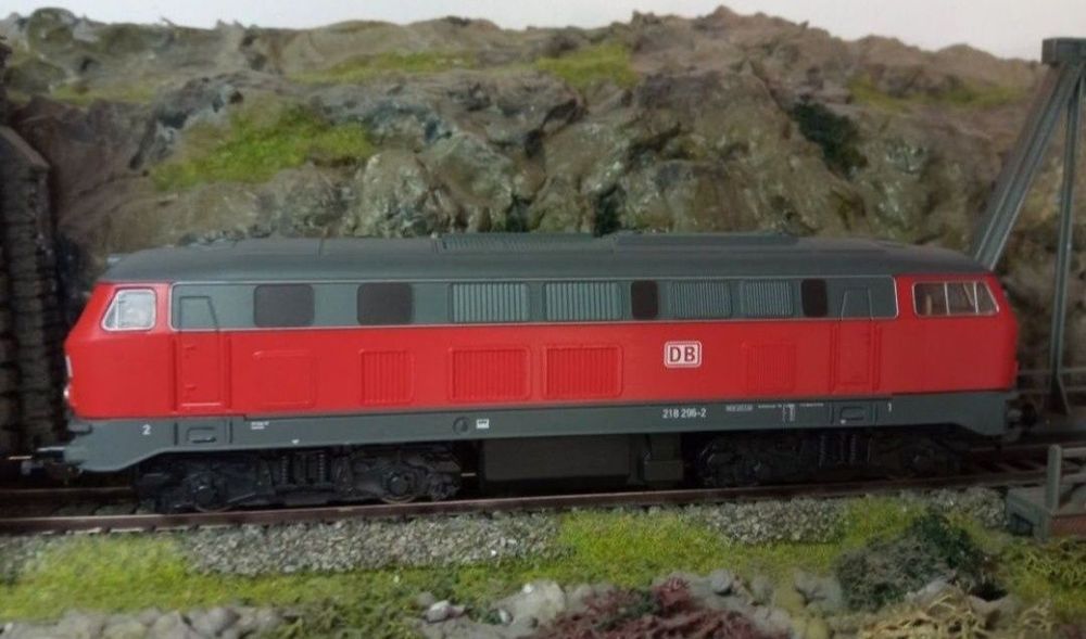 Locomotiva diesel piko BR218

Lumini in funcție de direcția de mers
Tr