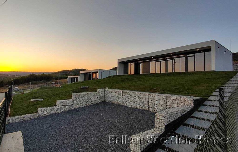 Нова, нискоенергийна къща на 4 км от Албена