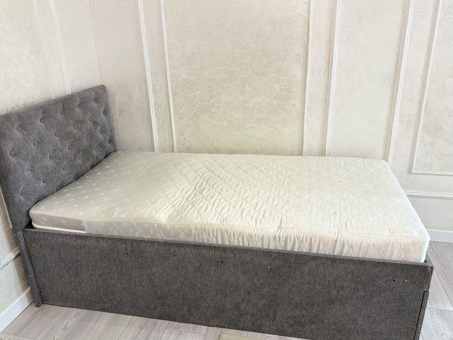 Продам кровать полуторку с матрасам