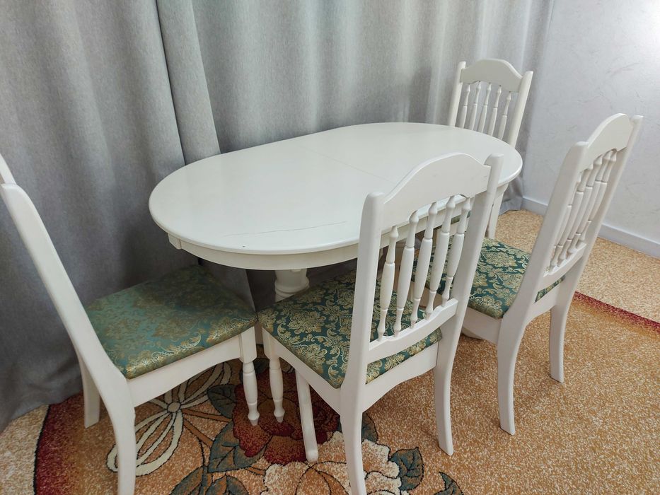 Стол со стульями