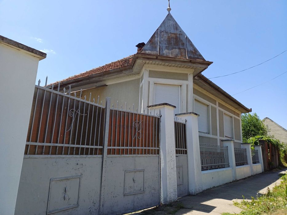 Casă familială pe două nivele la Păuliș, la șosea.