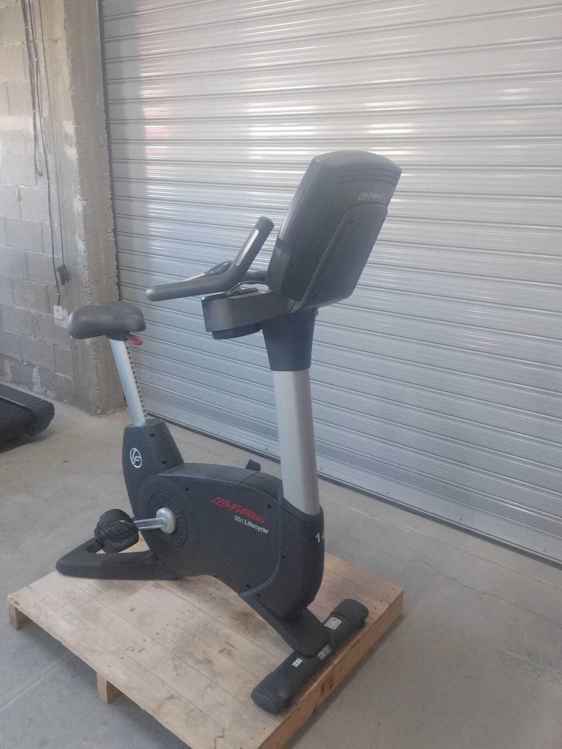 Life Fitness 95C Upright Bike